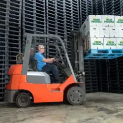 چرا پالت های پلاستیکی برای کارکنان انبار ایمن تر هستند؟